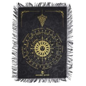 Detalle de tela de algodón negro con flecos y una rueda de runas y meses estampada en tono dorado