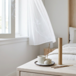 Tipos de incienso: cuál elegir según el humo que quieras en casa 4 Varilla de incienso encendida sobre un soporte de cerámica blanco junto a una ventana abierta