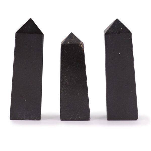 Tres puntas de turmalina negra talladas en obelisco, de negro profundo; se vende una