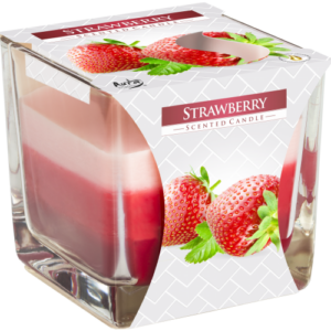 Vela de fresa en vaso cuadrado de vidrio con capas de cera rosa claro, rosa y roja y faja con fresas