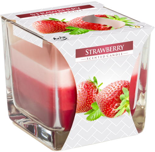 Vela de fresa en vaso cuadrado de vidrio con capas de cera rosa claro, rosa y roja y faja con fresas