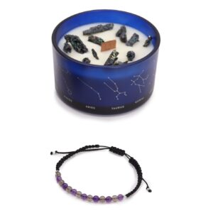 Vela de soja en vaso azul con constelaciones y trozos de pirita, junto a una pulsera de cordón negro con cuentas de amatista y cuarzo ahumado