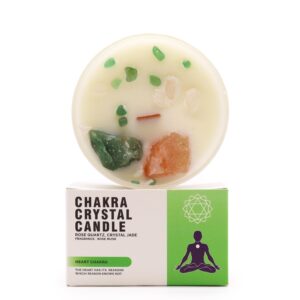 Vela del chakra del corazón en vaso blanco con cuarzo rosa y jade verde sobre la cera, apoyada en su caja verde