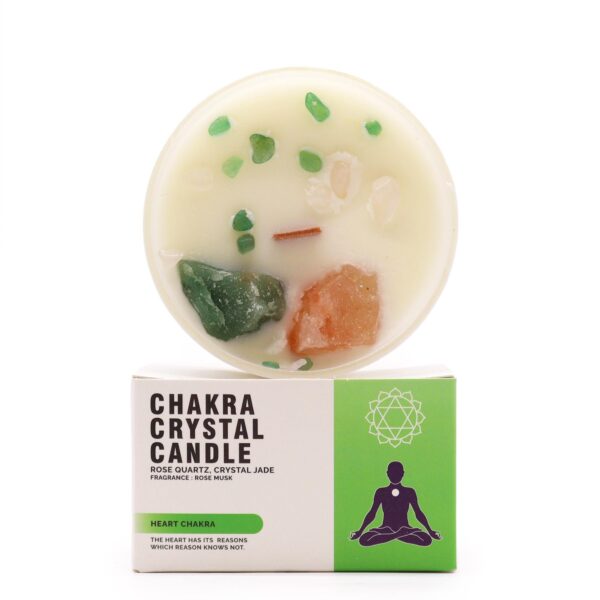 Vela del chakra del corazón en vaso blanco con cuarzo rosa y jade verde sobre la cera, apoyada en su caja verde