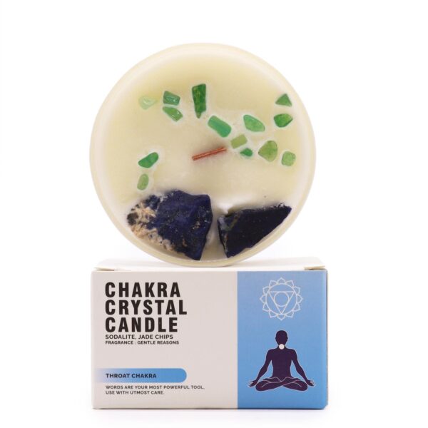 Vela del chakra de la garganta en vaso blanco con sodalita azul y lascas de jade verde, apoyada en su caja azul