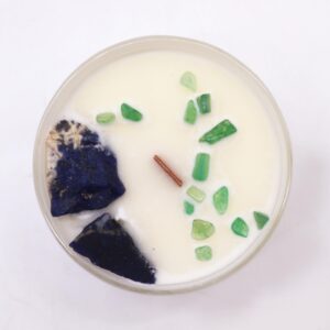 Vela del chakra de la garganta en vaso blanco con sodalita azul y lascas de jade verde, apoyada en su caja azul