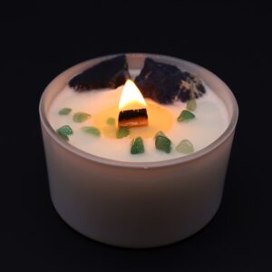 Vela del chakra de la garganta en vaso blanco con sodalita azul y lascas de jade verde, apoyada en su caja azul