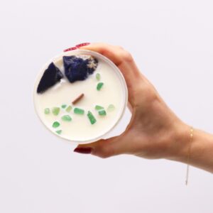Vela del chakra de la garganta en vaso blanco con sodalita azul y lascas de jade verde, apoyada en su caja azul