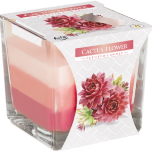 Vela en vaso cuadrado de vidrio con tres capas de cera en tonos rosa y coral y faja de cartón con flores de suculenta