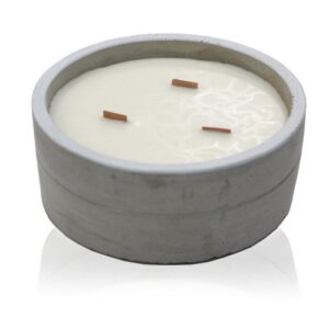 Vela redonda en cuenco de hormigón gris con tres mechas de madera