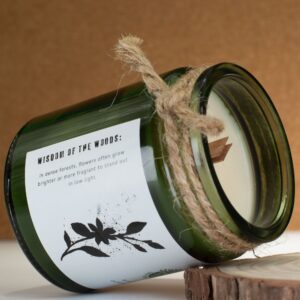 Vela de soja Jasmine Glade en tarro de vidrio verde con tapón de corcho y cordel al cuello