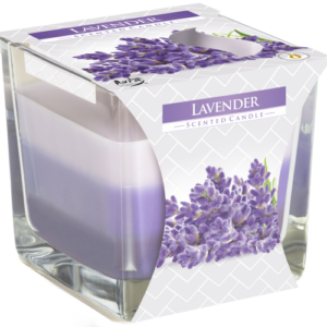 Vela de lavanda en vaso cuadrado de vidrio con capas de cera en tres tonos de violeta y faja con flores de lavanda