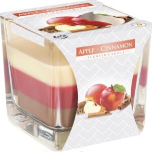 Vela de manzana y canela en vaso cuadrado de vidrio con capas de cera crema, roja y marrón y faja con manzanas y canela en rama
