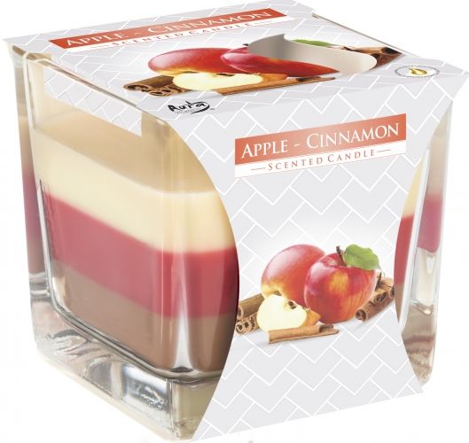 Vela de manzana y canela en vaso cuadrado de vidrio con capas de cera crema, roja y marrón y faja con manzanas y canela en rama