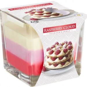 Vela perfumada en vaso cuadrado de vidrio con capas de cera crema, rosa y roja y faja de cartón con una milhoja de frambuesas