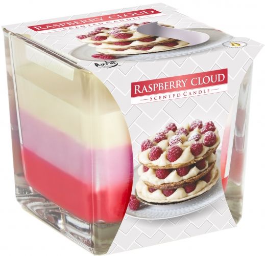 Vela perfumada en vaso cuadrado de vidrio con capas de cera crema, rosa y roja y faja de cartón con una milhoja de frambuesas