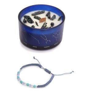 Vela de soja en vaso azul con constelaciones y trozos de pirita, junto a una pulsera de cordón gris azulado con cuentas blancas, verde agua y turquesa