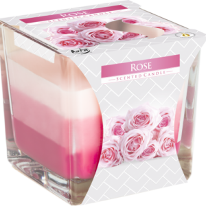 Vela de rosa en vaso cuadrado de vidrio con capas de cera rosa pálido, rosa y fucsia y faja con rosas