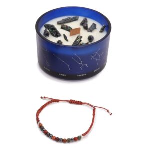 Vela de soja en vaso azul con constelaciones y trozos de pirita, junto a una pulsera de cordón rojo teja con cuentas de jaspe rojo, heliotropo y hematites