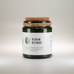 Vela de soja Cedro y cítricos en tarro de vidrio verde con tapón de corcho y cordel de yute