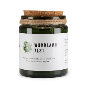 Vela de soja Esencia del bosque en tarro de vidrio verde con tapón de corcho y cordel, aroma de naranja y pino