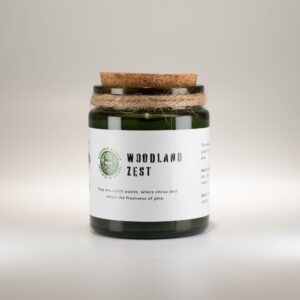 Vela de soja Esencia del bosque en tarro de vidrio verde con tapón de corcho y cordel, aroma de naranja y pino