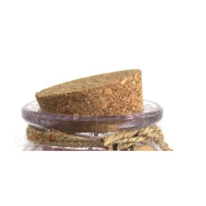 Vela de soja de color malva en tarro de cristal estriado con etiqueta kraft que dice Pomegranate