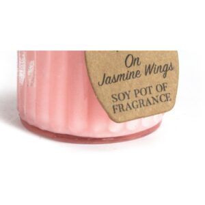 Vela de soja de color rosa en tarro de cristal estriado con etiqueta kraft que dice On Jasmine Wings