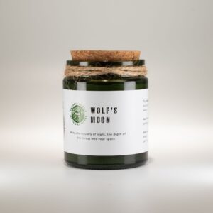 Vela de soja Luna del lobo en tarro de vidrio verde con tapón de corcho, cordel de yute y etiqueta blanca