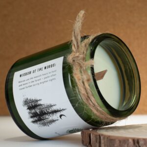 Vela de soja Luna del lobo en tarro de vidrio verde con tapón de corcho, cordel de yute y etiqueta blanca