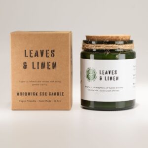 Vela de soja Leaves & Linen en tarro de vidrio verde con tapón de corcho y cordel al cuello