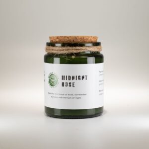 Vela de soja Rosa de medianoche en tarro de vidrio verde con tapón de corcho, cordel de yute y etiqueta blanca
