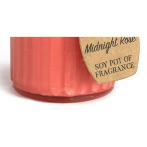 Vela de soja de color coral en tarro de cristal estriado con etiqueta kraft que dice Midnight Rose