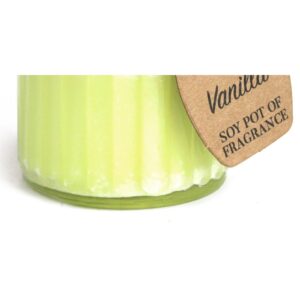 Vela de soja de color verde lima en tarro de cristal estriado con etiqueta kraft que dice Vanilla