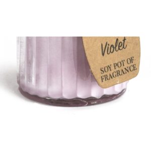 Vela de soja de color lila pálido en tarro de cristal estriado con etiqueta kraft que dice Violet
