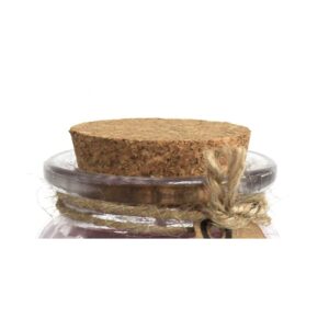 Vela de soja de color lila pálido en tarro de cristal estriado con etiqueta kraft que dice Violet