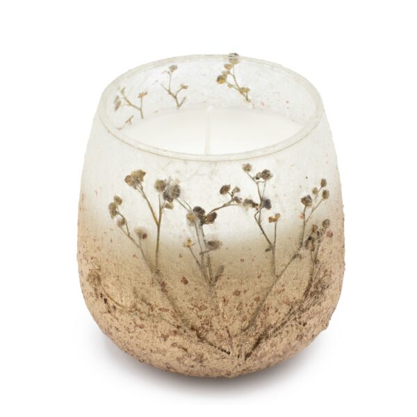 Vela en tarro de vidrio esmerilado blanco y arena con ramitas de flores silvestres secas incrustadas