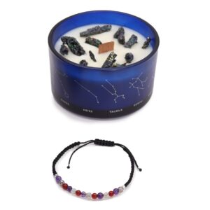 Vela de soja en vaso azul con constelaciones y trozos de pirita, junto a una pulsera de cordón negro con cuentas de amatista, cornalina y ágata musgo