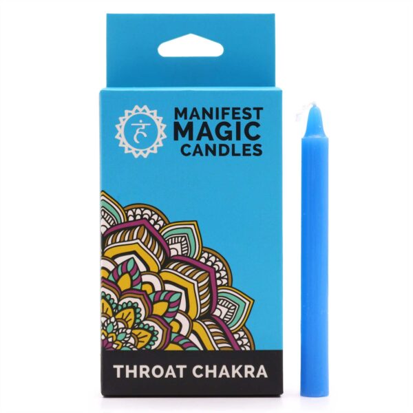 Caja azul de velas del chakra de la garganta con una vela azul fina de pie a su lado