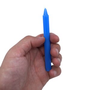 Caja azul de velas del chakra de la garganta con una vela azul fina de pie a su lado