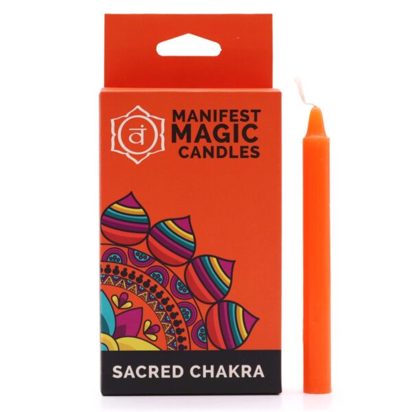 Caja naranja de velas del chakra sacro con una vela naranja fina de pie a su lado