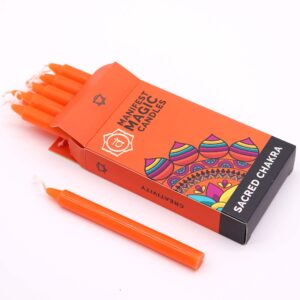 Caja naranja de velas del chakra sacro con una vela naranja fina de pie a su lado