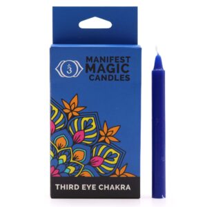 Caja de velas azul oscuro del chakra del tercer ojo abierta, con varias velas finas dentro y una vela fuera