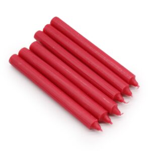 Siete velas de mesa largas de color rojo, apiladas sobre fondo blanco