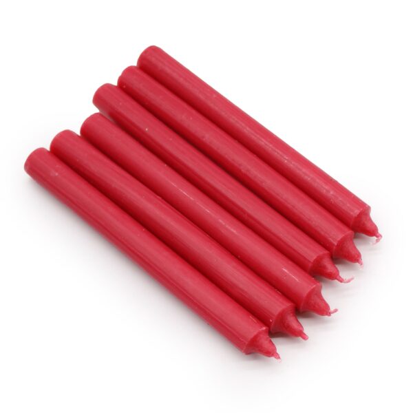 Siete velas de mesa largas de color rojo, apiladas sobre fondo blanco