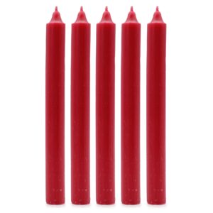 Siete velas de mesa largas de color rojo, apiladas sobre fondo blanco
