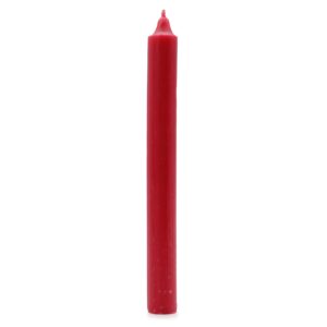 Siete velas de mesa largas de color rojo, apiladas sobre fondo blanco
