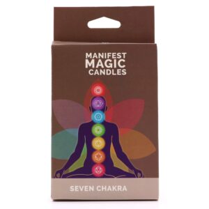 Siete velas finas de los colores de los chakras, de pie en fila del rojo al azul oscuro y violeta, delante de su caja